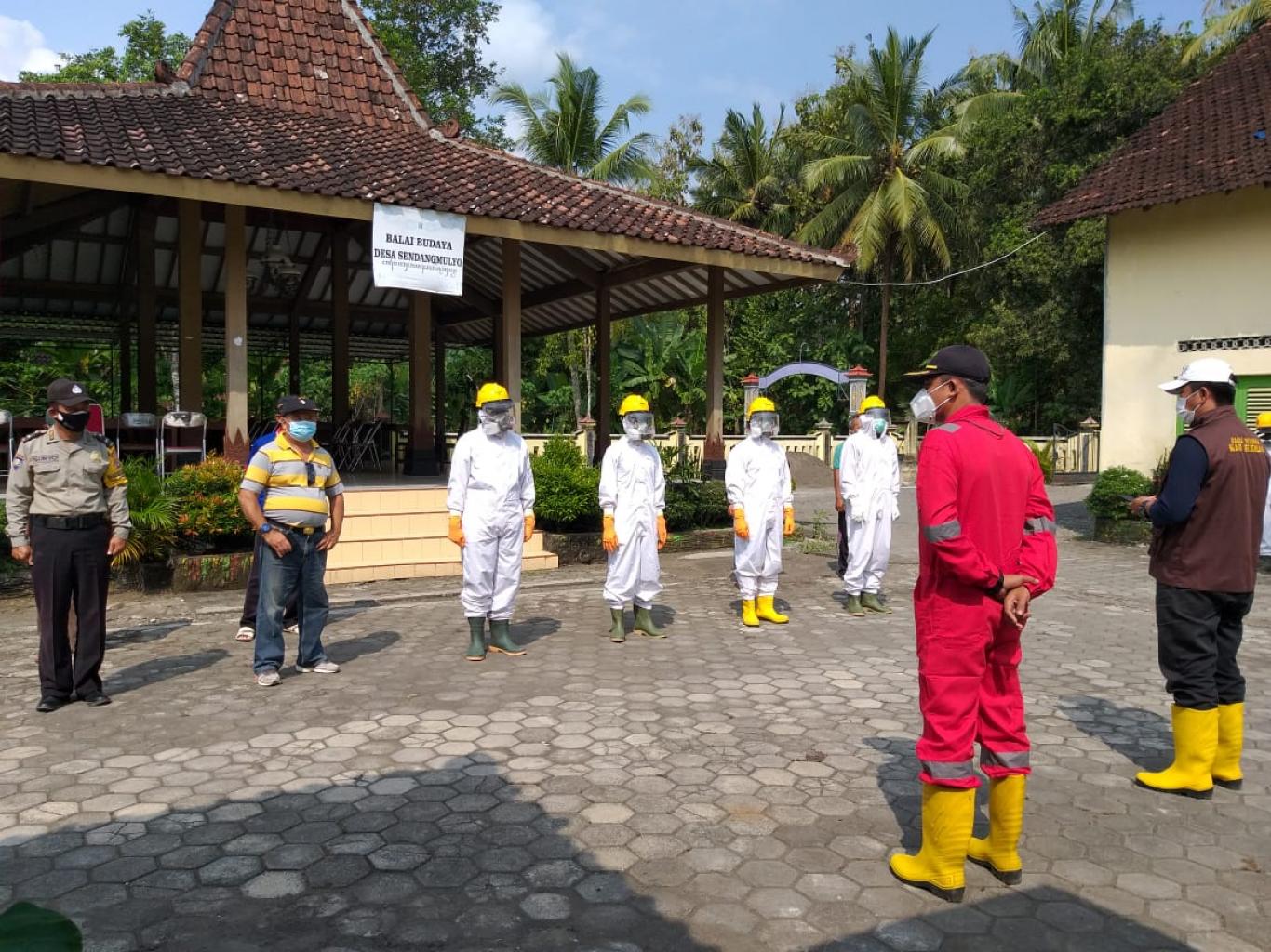 Penyemprotan Desinfektan di Rumah Warga Yang Terkonfirmasi Covid-19