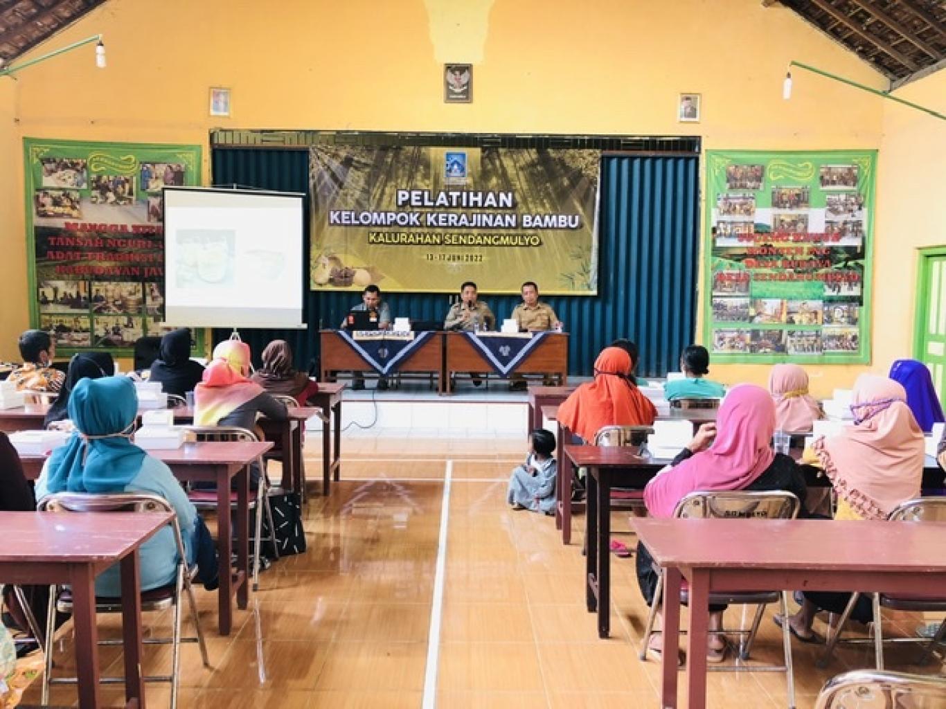 PELATIHAN KELOMPOK KERAJINAN BAMBU