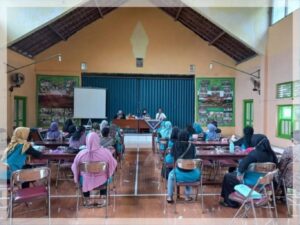PELATIHAN MEMBUAT HANTARAN DARI BAHAN HANDUK UNTUK KELOMPOK DESA PRIMA LESTARI SENDANGMULYO