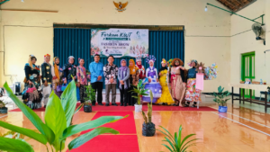 Semangat Kartini, KWT Minggir Tampilkan Fashion Show Kreatif dari Daur Ulang